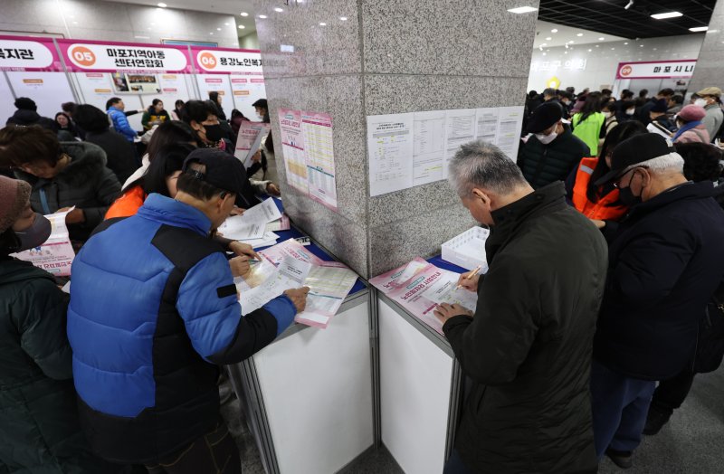 10일 오후 서울 마포구청에서 열린 노인일자리 박람회에서 어르신들이 노인공익활동 및 역량활용사업 신청서를 작성하고 있다. 2025.12.10/뉴스1 ⓒ News1 구윤성 기자