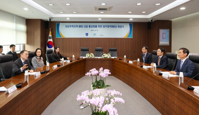 이명구 관세청장(왼쪽 첫번째)이 항공기 MRO 사업 유치 및 활성화를 위한 업무협약(MOU) 체결에 앞서 이야기를 나누고 있다. (관세청 제공.재판매 및 DB금지)/뉴스1