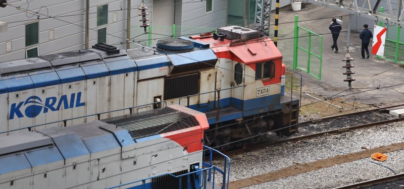 [서울=뉴시스] 최진석 기자 = 전국철도노동조합 총파업을 하루 앞둔 10일 서울 한 코레일차량사업소에 기관차가 정차해 있다. 전국철도노동조합은 임금교섭 결렬에 따라 11일 오전 9시부터 무기한 총파업에 돌입하겠다고 밝혔다. 2025.12.10. myjs@newsis.com