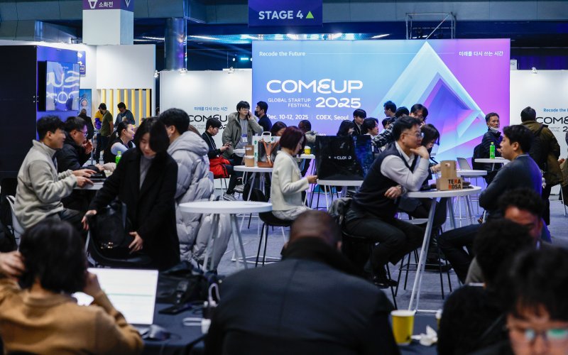 10일 서울 강남구 코엑스에서 열린 국내 최대 규모 글로벌 스타트업 페스티벌 '컴업(COME UP) 2025'이 인파로 붐비고 있다. 2025.12.10/뉴스1 ⓒ News1 안은나 기자