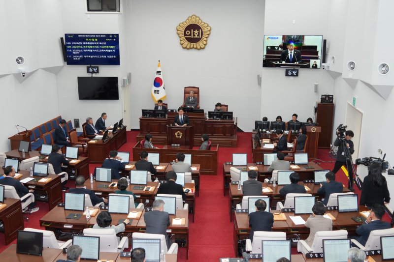 [제주=뉴시스] 10일 오후 제주시 연동 제주도의회 본회의장에서 제444회 제주도의회(정례회) 제6차 본회의가 열리고 있다. (사진=제주도의회 제공) 2025.12.10. photo@newsis.com *재판매 및 DB 금지