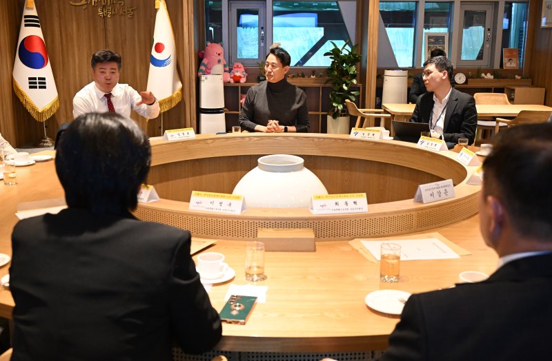 사진1. 오세훈 서울시장이 10일(수) 한국공인중개사협회 관계자를 만나 부동산 거래 안정화에 대한 현장의 목소리를 청취하고 있다.