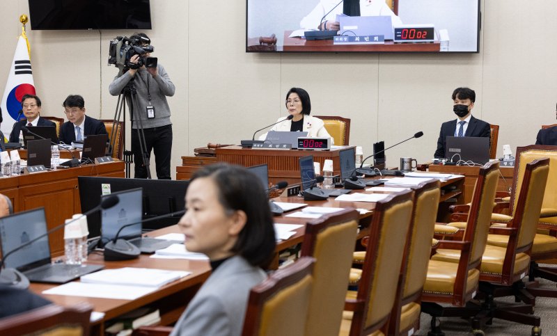 10일 서울 여의도 국회에서 열린 제430회국회(임시회) 과학기술정보방송통신위원회 제1차 전체회의에서 국민의힘 위원들이 정보통신망법 일부 개정안에 반대하며 퇴장한 빈자리가 보이고 있다. ⓒ News1 이승배 기자