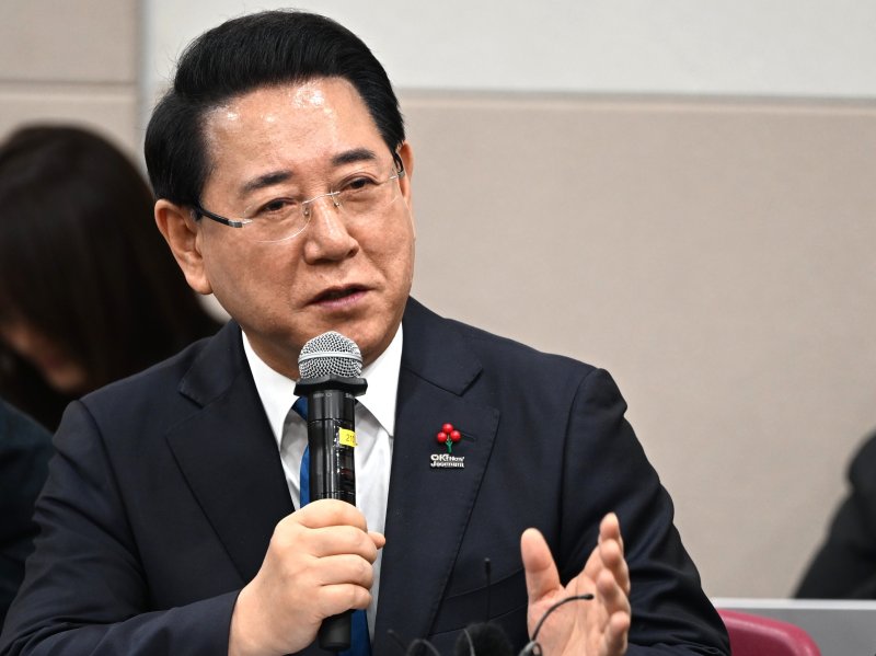 [광주=뉴시스] 이현행 기자 = 김영록 전남도지사가 10일 오전 광주 서구 김대중컨벤션센터에서 열린 더불어민주당 호남발전특별위원회 성과보고회에서 발언하고 있다. 2025.12.10. lhh@newsis.com