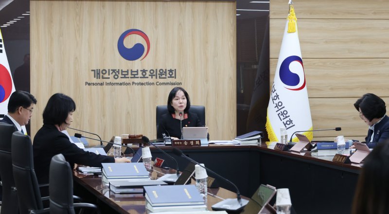 [서울=뉴시스] 김명원 기자 = 송경희 개인정보보호위원회 위원장이 10일 서울 종로구 정부서울청사에서 열린 개인정보보호위원회(개인정보위) 제26회 위원회 전체회의에 참석해 발언하고 있다. 2025.12.10. kmx1105@newsis.com