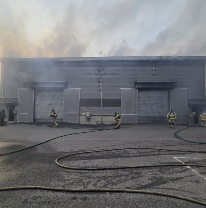 10일 오후 화성시 소재 페인트 도료 공장에서 불이 난 모습 (사진=경기도소방재난본부) /뉴스1