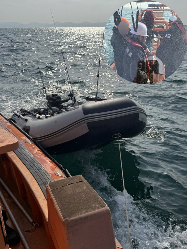 10일 오전 11시40분쯤 경북 포항시 다목적행정선인 '연오세오호'가 영일만항 북방파제 인근에서 표류하던 고무보트를 발견, 배에 타고 있던 2명을 구조했다. '연오세오호'가 고무보트를 예인하는 모습. (포항시 제공, 재판매 및 DB금지 2025.12.10/뉴스1