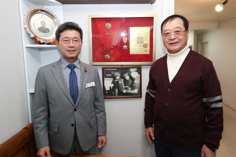 정인화 광양시장이 지난 8일 호남에서 유일하게 생존한 태극무공훈장 수훈자를 찾아 위문하고 기념사진을 촬영하고 있다. (광양시 제공. 재판매 및 DB금지)