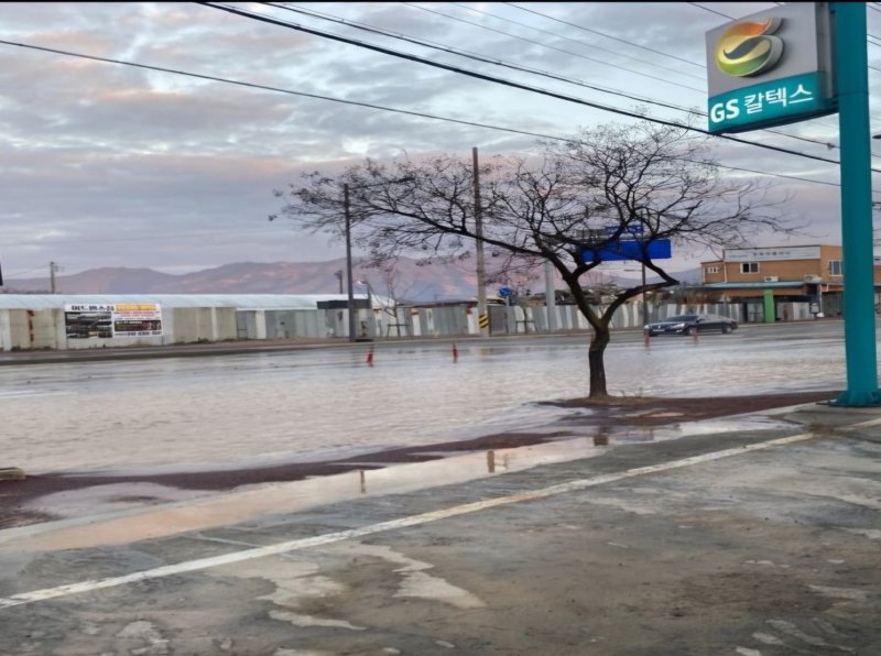 23일 오전 6시 35분쯤 광주 북구 본촌동 일원 상수도관이 누수돼 도로가 침수돼 있다.(광주 북구 제공)2024.12.23/뉴스1 ⓒ News1 김동수 기자