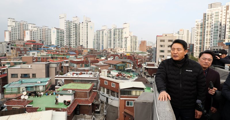 [서울=뉴시스] 김선웅 기자 = 오세훈 서울시장이 10일 서울 영등포구 대림1구역을 방문해 재개발 추진 현황 등을 점검하고 있다. 2025.12.10. mangusta@newsis.com