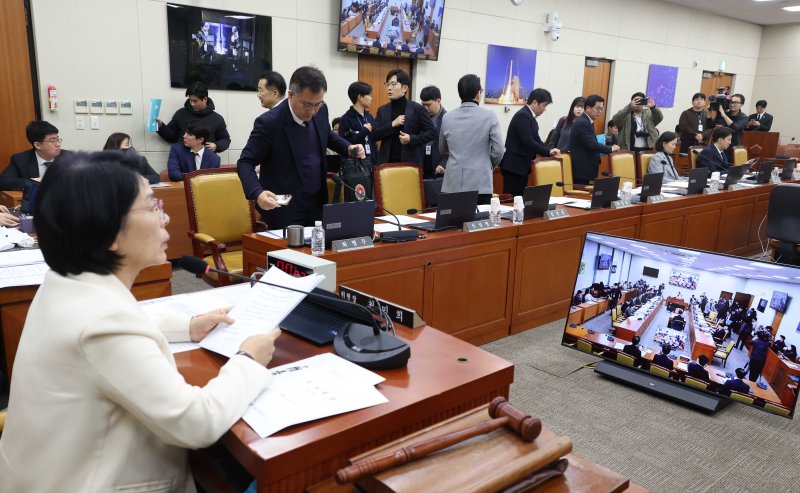 [서울=뉴시스] 조성봉 기자 = 최민희 국회 과방위원장이 10일 오후 서울 여의도 국회에서 열린 과학기술정보방송통신위원회 전체회의에서 ‘허위조작정보 징벌적 손해배상법'을 상정하자 최형두 국민의힘 간사를 비롯한 의원들이 자리에 일어나 회의장을 나서고 있다. 2025.12.10. suncho21@newsis.com