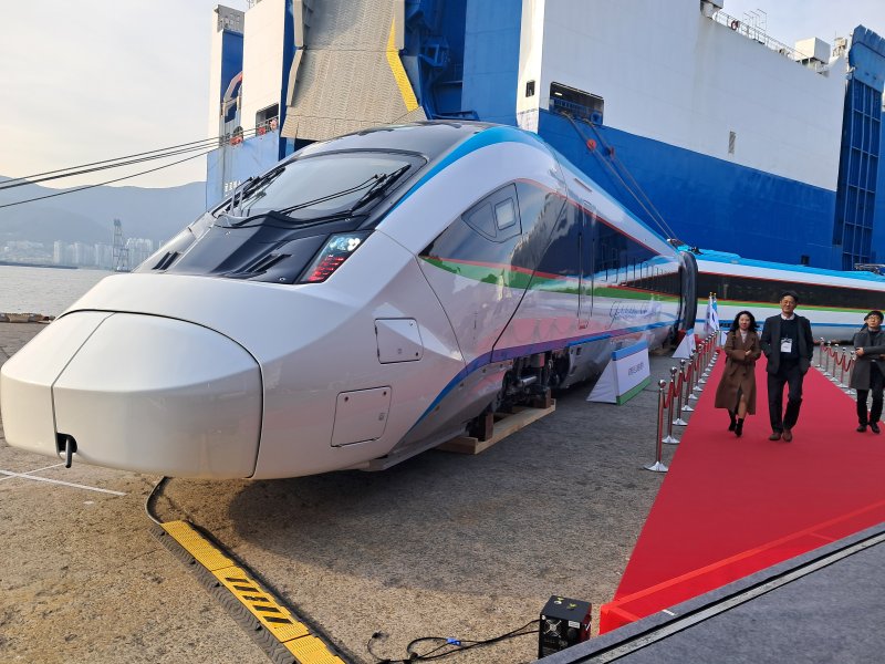 [창원=뉴시스]홍정명기자=10일 오후 경남 창원시 마산항 제4부두에서 열린 현대로템의 ‘우즈벡 고속차량 초도편성 출항식’ 참석자들이 고속차량을 둘러보고 있다.2025.12.10.hjm@newsis.com