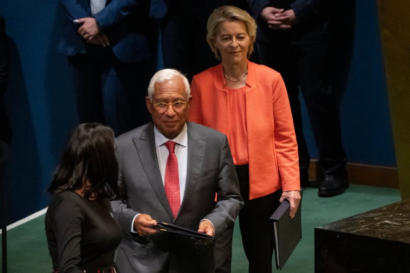 [유엔본부=AP/뉴시스] 안토니우 코스타 유럽연합(EU)정상회의 상임의장(앞)과 우르줄라 폰데어라이엔 EU집행위원장. (사진=뉴시스DB)