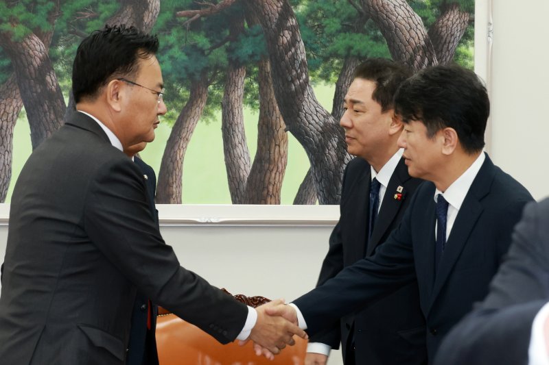 [서울=뉴시스] 고승민 기자 = 더불어민주당 김병기 원내대표, 문진석 원내수석, 국민의힘 송언석 원내대표, 유상범 원내수석이 10일 서울 여의도 국회 운영위원장실에서 회동하고 있다. 2025.12.10. kkssmm99@newsis.com