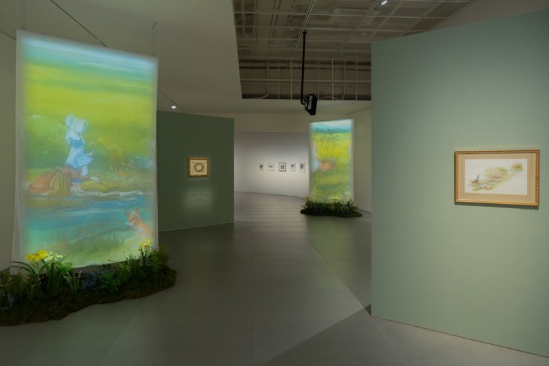 서울 잠실 롯데뮤지엄에서 열리는 타샤 튜더 탄생 110주년 기념 기획전 '스틸, 타샤 튜더: 행복의 아이콘, 타샤 튜더의 삶' 전경. 롯데뮤지엄 제공