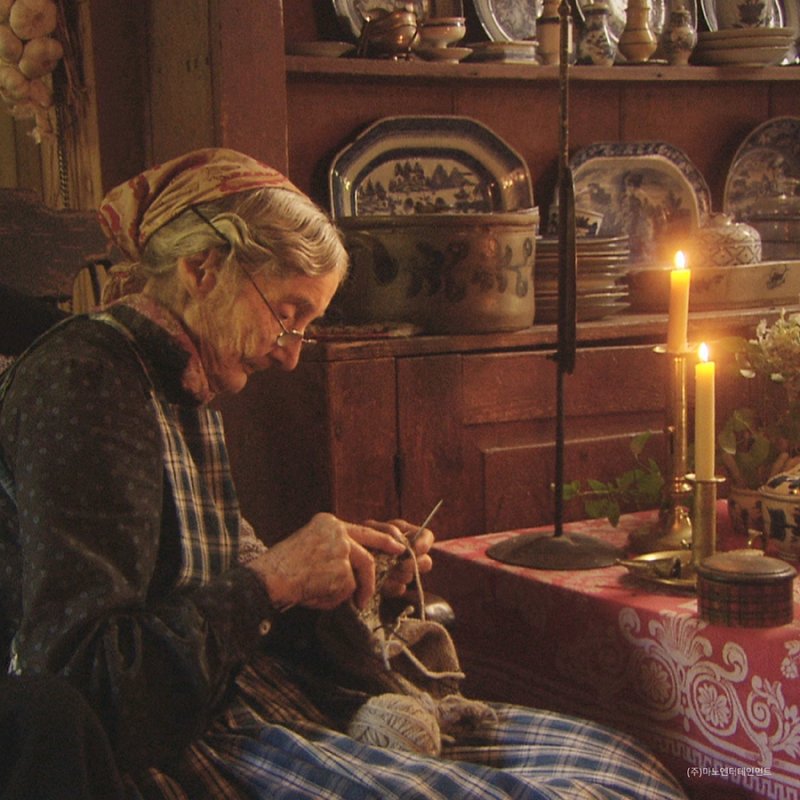 타샤 튜더가 뜨개질을 하는 모습. 마노엔터테인먼트 제공