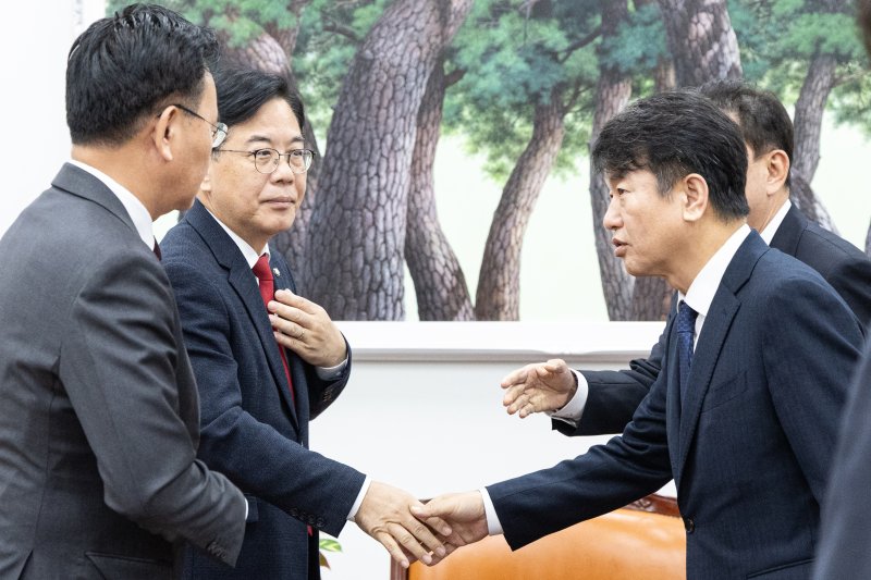 송언석 국민의힘 원내대표가 10일 서울 여의도 국회에서 김병기 더불어민주당 원내대표, 문진석 원내수석과 비공개 회동을 하고 있다. 2025.12.10/뉴스1 ⓒ News1 이승배 기자