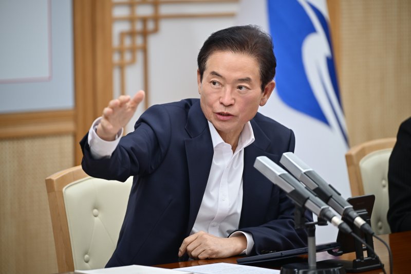 이철우 경북지사가 10일 도청에서 열린 간부회의에서 국회에 계류 중인 필수의료특별법과 관련해 "의료 공백이 생기지 않도록 준비할 것"을 지시했다.(경북도 제공. 재판매 및 DB금지) ⓒ News1 김대벽기자