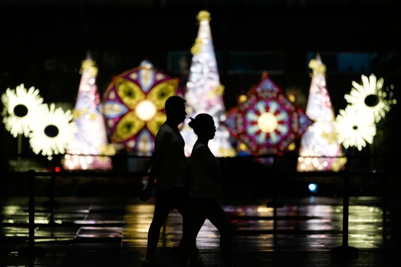 [마카티=AP/뉴시스] 9일(현지 시간) 필리핀 마카티에서 시민들이 크리스마스 시즌 조명으로 장식된 공원을 거닐고 있다. 2025.12.10.