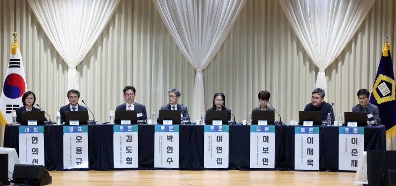 [서울=뉴시스] 이영환 기자 = 현의선 수원지방법원·가정법원 안양지원장의 사회로 10일 오후 서울 서초구 서울법원종합청사 청심홀에서 국민을 위한 사법제도 개편 공청회 : 방향과 과제 제5세션 '상고제도 개편 방안'이 진행되고 있다. 왼쪽부터 현의선 안양지원장, 오용규 변호사, 김도형 수원지방법원·가정법원 안산지원 부장판사, 박현수 광주지방법원 부장판사, 여연심 민변 사법센터 법원개혁소위원장, 이보연 변호사, 이재묵 한국외국어대학교 정치외교학과 교수, 이춘재 한겨레신문 논설위원. 2025.12.10. 20hwan@newsis.com