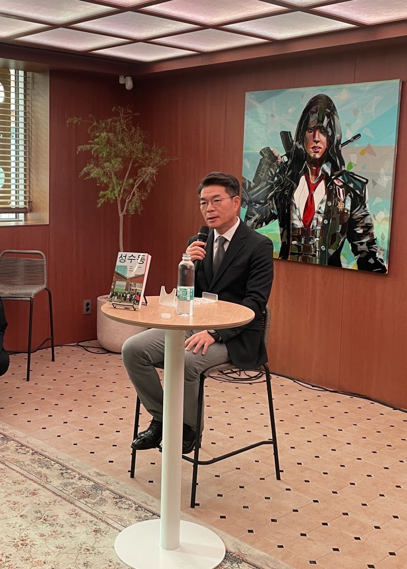 정원오 성동구청장이 10일 서울 성동구 펍지성수 라운지에서 열린 성수동 책 관련 기자간담회에서 기자들의 질문에 답하고 있다. /사진=서윤경 기자