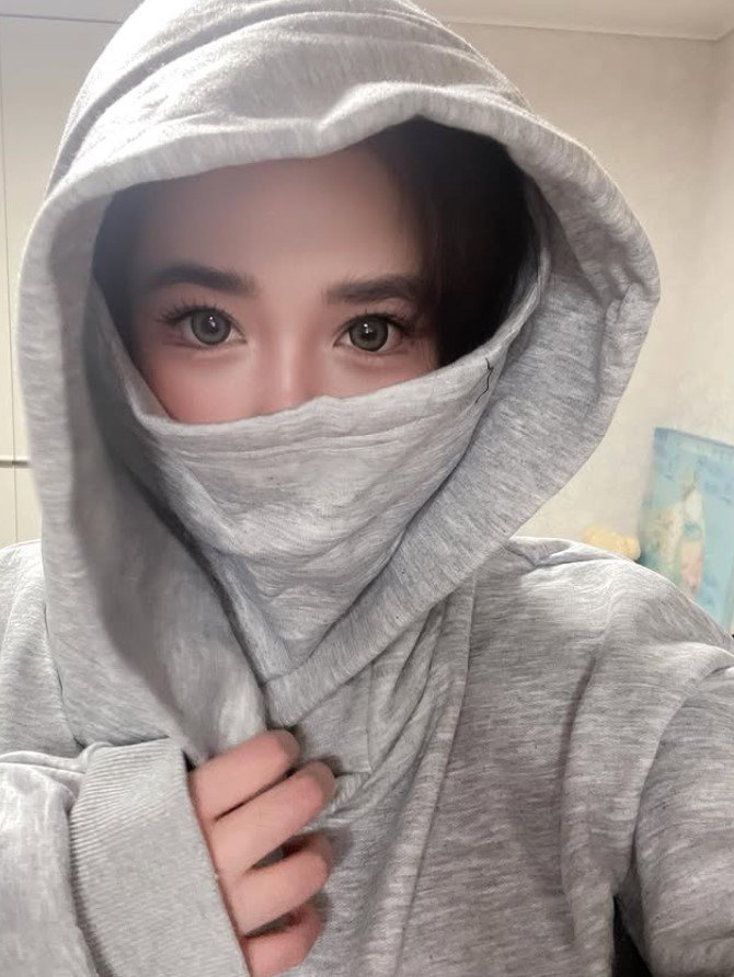 '활동 중단' 박봄, 얼굴 가리고 눈만 '빼꼼'