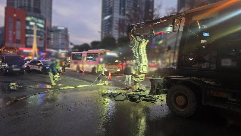 [울산=뉴시스] 박수지 기자 = 10일 오후 울산 남구 공업탑 삼산 방면 진입로에서 상수도 누수가 발생해 경찰이 도로를 통제하고 있다. (사진=울산경찰청 제공) 2025.12.10. photo@newsis.com *재판매 및 DB 금지