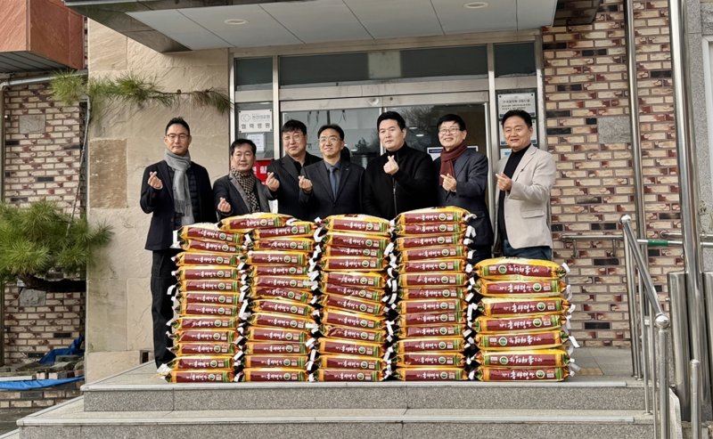 [천안=뉴시스] 10일, 구산원에서 후원 기업과 기관들이 기념사진을 찍고 있다.(사진= 구산원 제공).2025.12.10.photo@newsis.com. *재판매 및 DB 금지