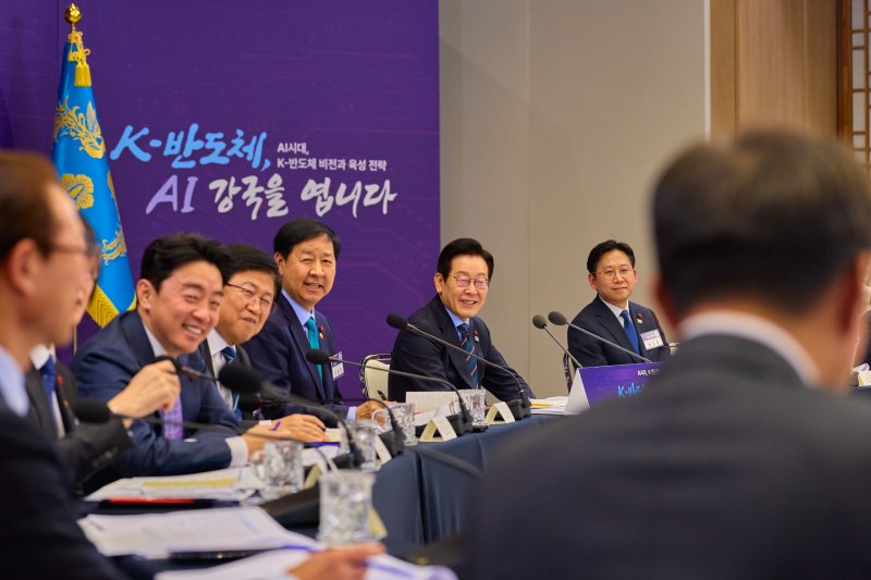 이재명 대통령이 10일 서울 용산 대통령실 청사에서 열린 AI 시대의 K-반도체 비전과 육성전략 보고회에서 발언하고 있다. (대통령실 제공. 재판매 및 DB 금지) 2025.12.10/뉴스1