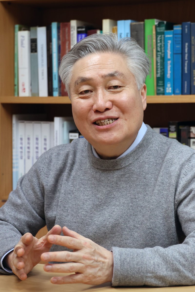 정부가 원전 건설을 여론조사에 붙이기로 한 가운데 정범진 교수가 연구실에서 가진 인터뷰에서 원전의 중요성에 대해 설명하고 있다. 사진=서동일 기자