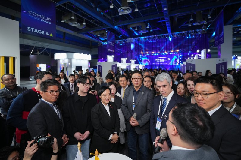 10일 서울 강남구 코엑스 B홀에서 열린 '컴업(COMEUP) 2025'에서 한성숙 중소벤처기업부 장관(왼쪽 세번째)이 현장 부스를 돌며 참석자들의 발언을 듣고 있다. 코리아스타트업포럼 제공