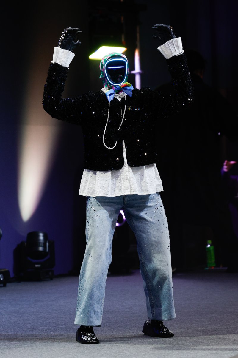 10일 서울 강남구 코엑스에서 열린 국내 최대 규모 글로벌 스타트업 페스티벌 '컴업(COME UP) 2025'에서 갤럭시코퍼레이션이 선보인 아이돌 휴머노이드 로봇이 지드래곤의 'POWER' 안무를 선보이고 있다. 뉴스1