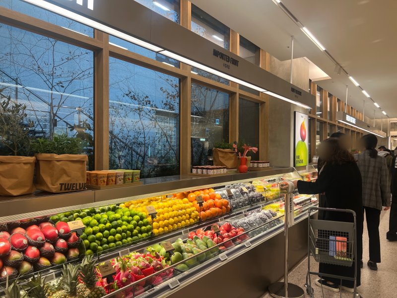 10일 서울 강남 하우스오브신세계 청담 식품관을 찾은 고객들이 과일 코너를 둘러보고 있다. 사진=김현지 기자