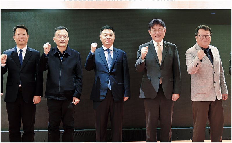 지난 8일 중국 산시성에서 열린 SK케미칼과 커린러와의 합작법인 설립을 위한 협약식에서 안재현 SK케미칼 사장(왼쪽 다섯번째)과 정재준 SK 산터우 동사장(왼쪽 여섯번째), 장시정 커린러 사장(왼쪽 첫번째) 및 관계자들이 기념 사진을 찍고 있다. SK케미칼제공