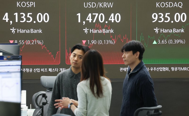 코스피 하락 마감… 코스닥은 상승 10일 오후 서울 중구 하나은행 본점 딜링룸 현황판에 코스피, 원·달러 환율, 코스닥 지수가 표시돼 있다. 이날 코스피는 전 거래일보다 8.55p(0.21%) 내린 4135.00으로, 코스닥지수는 전장보다 3.65p(0.39%) 오른 935.00으로 마감했다. 연합뉴스