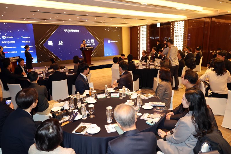 파이낸셜뉴스가 기업의 사회공헌 활동을 격려하고 발전 방향을 모색하기 위해 10일 서울 중구 웨스틴조선호텔에서 개최한 '2025 사회공헌대상'에서 이스란 보건복지부 차관이 축사를 하고 있다. 사진=박범준 기자