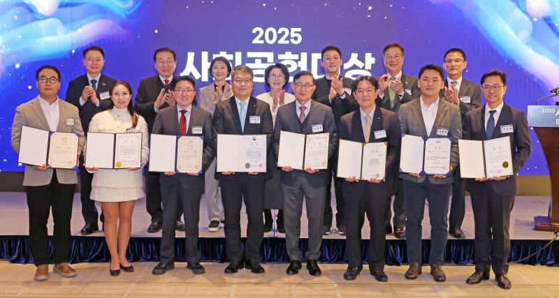파이낸셜뉴스가 10일 서울 중구 웨스틴조선호텔에서 개최한 '2025 사회공헌대상' 수상자와 시상자들이 기념촬영을 하고 있다. 앞줄 왼쪽부터 정진섭 롯데칠성음료 ESG팀장, 김미주 ㈜해움인터내셔널 대표이사, 김용태 법무법인 YK 사단법인 옳음 사무국 이사장, 이정빈 신한은행 경영지원그룹장, 김용철 ㈜반도건설 대표, 신광수 ㈜미래엔 대표, 김형준 인천국제공항공사 홍보팀 팀장, 최춘열 ㈜케이밴코리아 대표. 뒷줄 왼쪽부터 추문갑 중소기업중앙회 경제정책본부장, 김성이 한국사회복지협의회 회장, 이스란 보건복지부 차관, 진수희 서울시복지재단 대