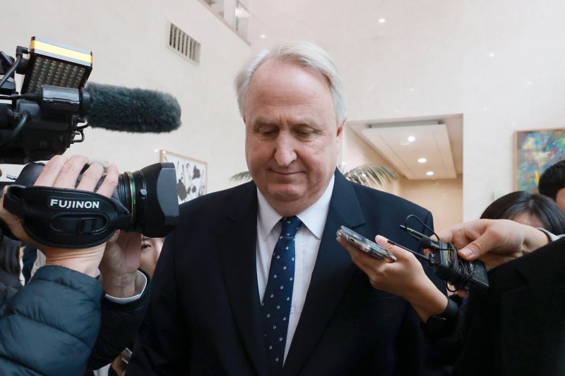 국민의힘 인요한 의원이 10일 국회 소통관에서 의원직 사퇴를 표명한 뒤 자리를 떠나고 있다. 연합뉴스