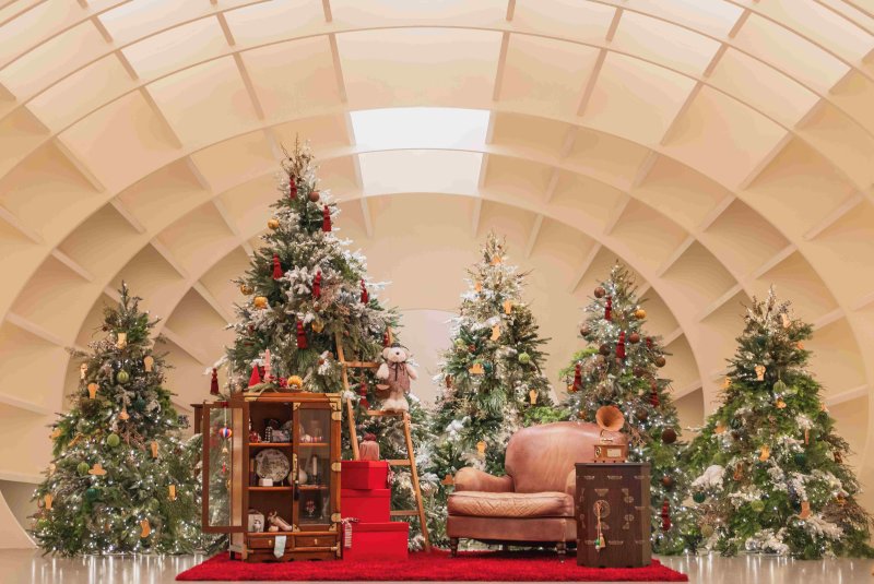 갓, 항아리, 버선, 자개함 등 한국 전통 소품을 활용한 아난티 코브의 크리스마스 트리 아난티 제공