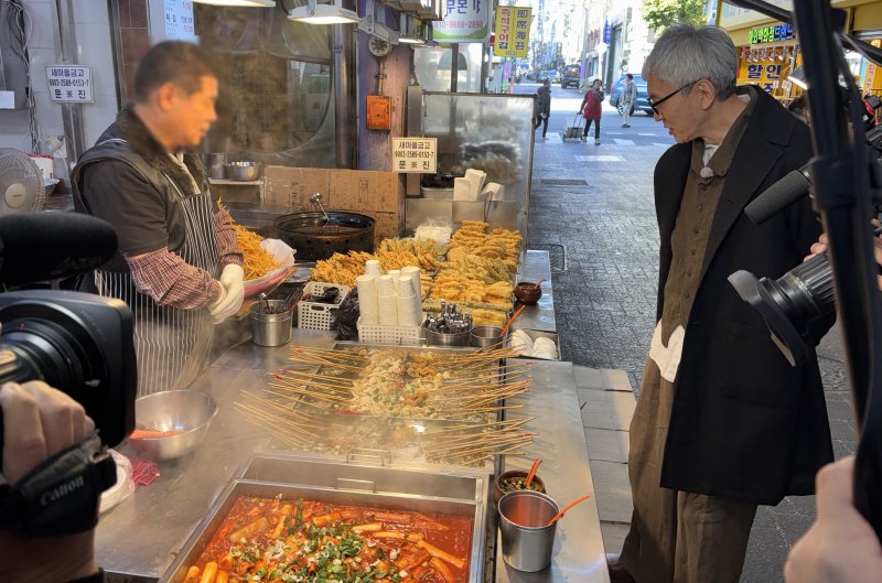 '고독한 미식가'로 유명한 배우 마츠시게 유타카가 부산 부평깡통시장을 방문한 모습 부산관광공사 제공