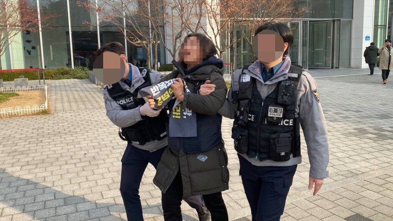 10일 경찰이 서울 송파구 쿠팡 본사에서 김범석 쿠팡 Inc. 의장과의 면담을 요구하며 진입을 시도한 활동가 등 4명을 체포했다. (전국민주노동조합총연맹 공공운수노조 제공)