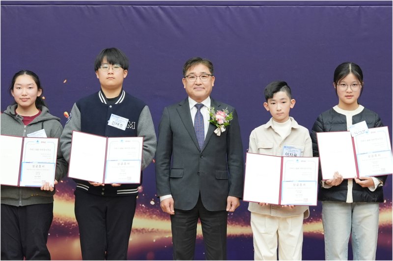 BNK금융지주 강종훈 부사장(가운데)이 10일 부산시청에서 열린 '2025년 부산과학문화상 시상제'에 참석해 장학금을 전달하고 기념사진을 촬영하고 있다. BNK금융그룹 제공