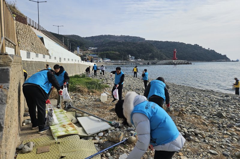 10일 오후 부산 영도구 중리해변에서 '2025 합동 해양정화 봉사활동'이 열려 참여자들이 함께 해양 쓰레기를 수거하고 있다. 부산지방조달청 제공