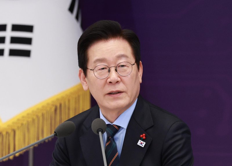 [서울=뉴시스] 고범준 기자 = 이재명 대통령이 10일 서울 용산 대통령실 청사에서 열린 AI 시대의 K-반도체 비전과 육성전략 보고회에서 발언하고 있다. 2025.12.10. bjko@newsis.com