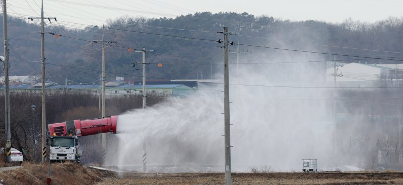 23일 오전 경기 화성시 팔탄면 인근에서 화성시 관계자가 방역 작업을 하고 있다. 2024.12.23/뉴스1 ⓒ News1 김영운 기자
