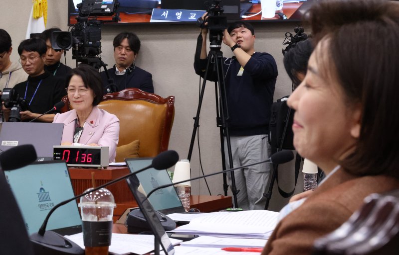 [서울=뉴시스] 김금보 기자 = 추미애 국회 법제사법위원회 위원장과 나경원 국민의힘 의원이 10일 서울 여의도 국회에서 열린 전체회의에서 서영교 더불어민주당 의원과 곽규택 국민의힘 의원 간의 반말 공방에 실소하고 있다. 2025.12.10. kgb@newsis.com