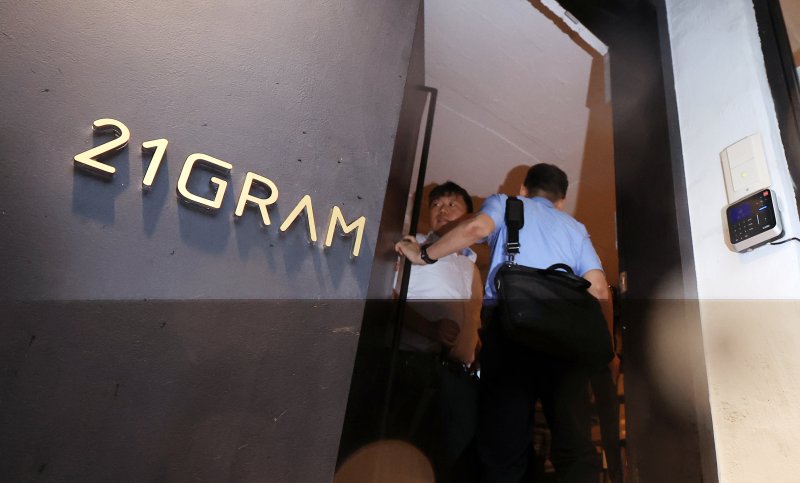 김건희 여사의 각종 의혹을 수사하는 민중기 특별검사팀 관계자가 13일 오전 서울 성동구에 위치한 인테리어 업체 21그램 사무실로 들어가고 있다. 2025.8.13/뉴스1 ⓒ News1 김진환 기자