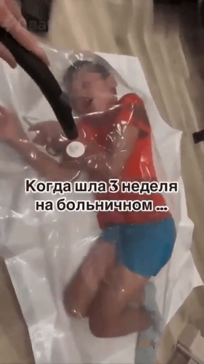 러시아의 한 여성이 자신의 아이를 진공포장하는 영상. 출처=SNS, 뉴시스