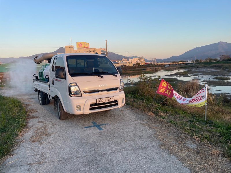 [고성(경남)=뉴시스] 신정철 기자= 경남 고성군은 10일, 겨울철 고병원성 AI 위험이 상승되고 있다며 가금 농가에 출입통제 및 소독 강화 조치를 긴급히 요청했다.사진은 가금 농가 주변의 고병원성 AI예방 소독 모습.(사진=고성군 제공).2025.12.10. photo@newsis.com *재판매 및 DB 금지