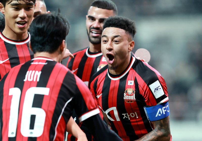 10일 서울 마포구 월드컵로 서울월드컵경기장에서 열린 2025~2026시즌 아시아축구연맹(AFC) 챔피언스리그 엘리트(ACLE) 리그 스테이지 6차전 FC서울과 멜버른 시티 경기에서 FC서울 린가드가 골을 넣고 동료들과 기뻐하고 있다. 2025.12.10/뉴스1 ⓒ News1 이호윤 기자